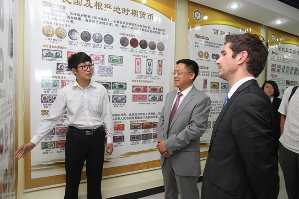 德国BSK国际教育机构一行参观我校东北亚金融博物馆展示馆_副本.jpg