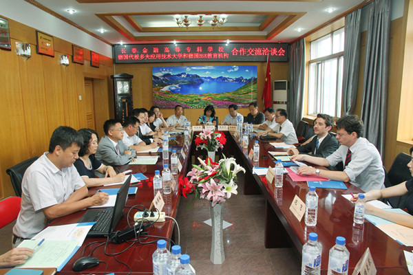 德国BSK国际教育机构以及德国代根多夫应用技术大学一行来我校进行合作交流洽谈_副本.jpg
