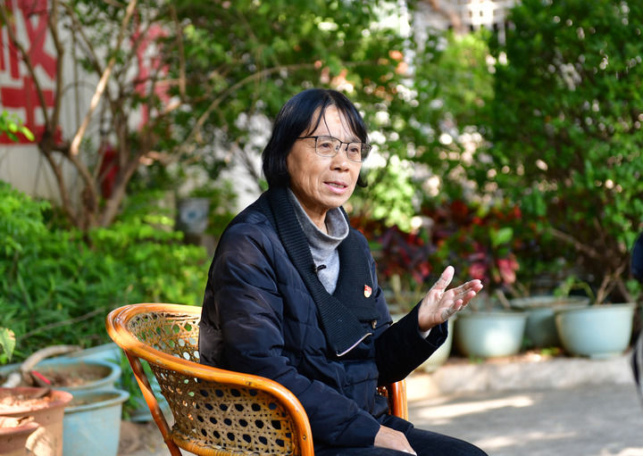 张桂梅在云南省丽江市华坪女子高级中学校园(2020年11月30日摄)。新华社记者 陈欣波 摄