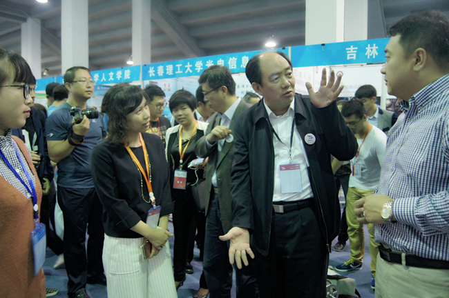 1.孙维杰书记参观展区_副本.jpg