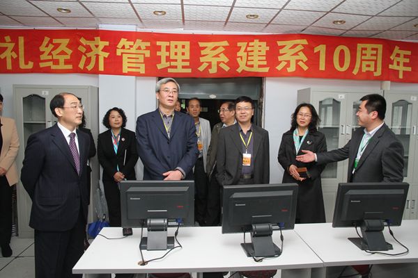 专家组实地考察经济管理系综合实验室_副本.jpg