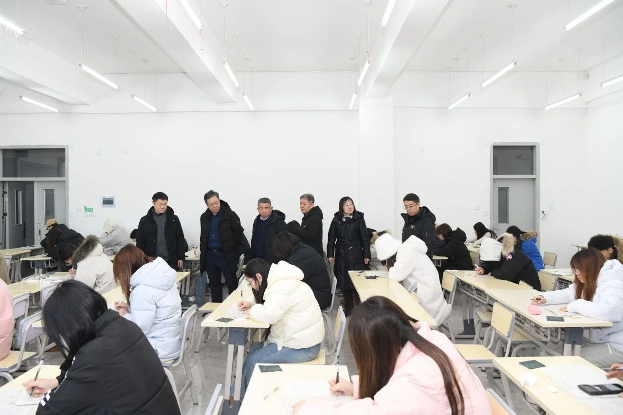 校领导深入考场开展期末考试巡考工作