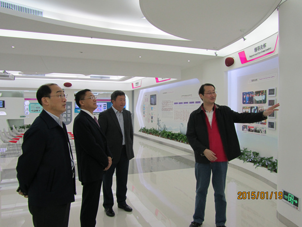 参观深圳清华大学研究院科技金融成果展_副本.jpg