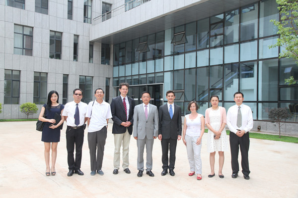 德国BSK国际教育机构以及德国代根多夫应用技术大学一行来我校进行合作交流洽谈_副本.jpg