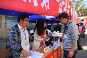 校报记者团免费为新生及家长留下在金专的第一张照片.jpg
