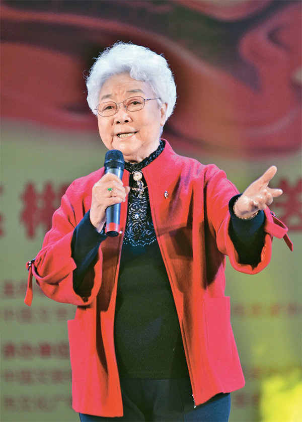 图为2014年2月11日,田华参加“送欢乐下基层”演出。 人民图片 贺茂峰/摄