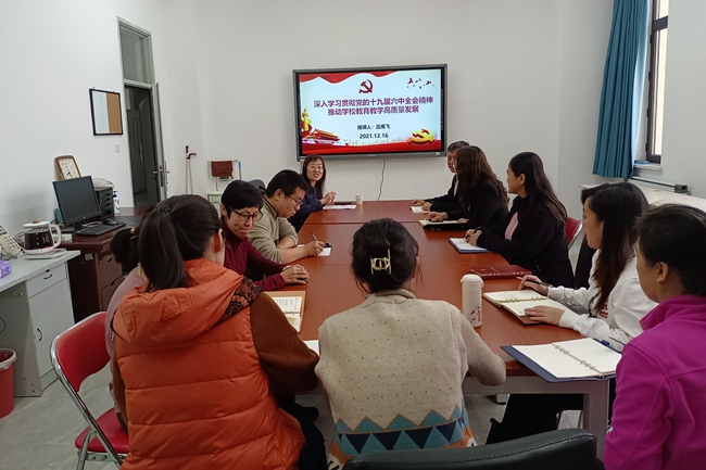 副校长吕鹰飞同志在教务处党支部讲党课.jpg