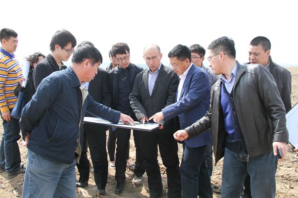 梅洪元教授带领设计团队在孙杰光书记的陪同下实地踏查新校区_副本.jpg