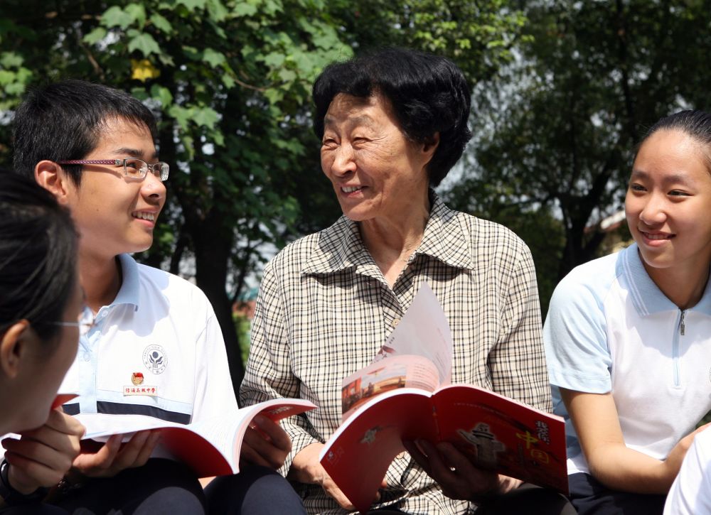 于漪(中)向上海市杨浦高级中学的学生们赠阅自己编写的新书——爱国文学精品读本《我爱你,中国》(2009年9月4日摄)。新华社记者 刘颖 摄