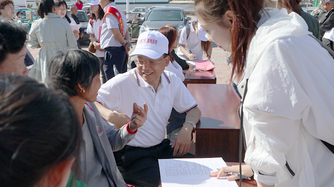 我校党委书记孙杰光向村民普及金融知识（1）_副本.jpg