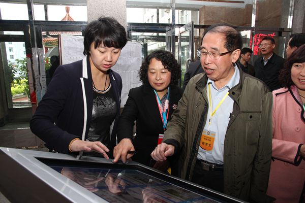 专家组参观体验自助阅报机_副本.jpg