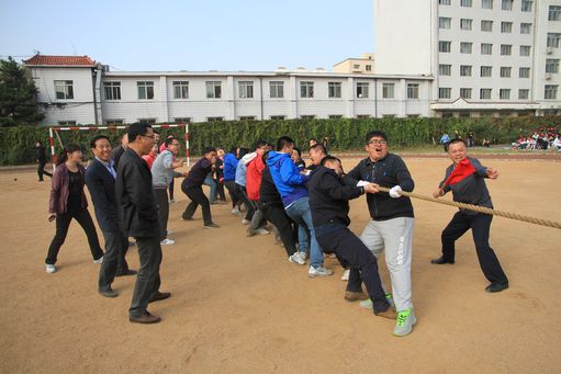 教职工拔河比赛.jpg