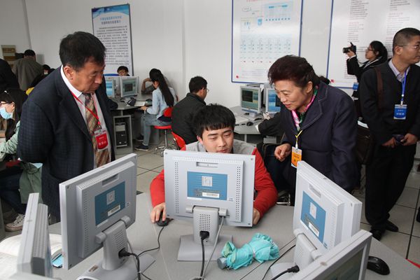 专家组实地考察网络配置与安全实验室并与学生交谈_副本.jpg