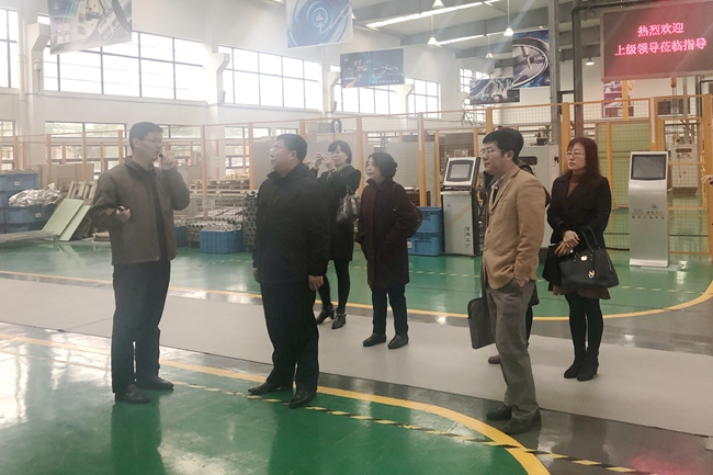 在无锡职业技术学院考察智能制造中心_副本.jpg