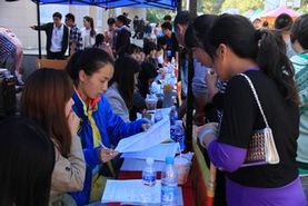 工作人员为新生办理入学手续.jpg